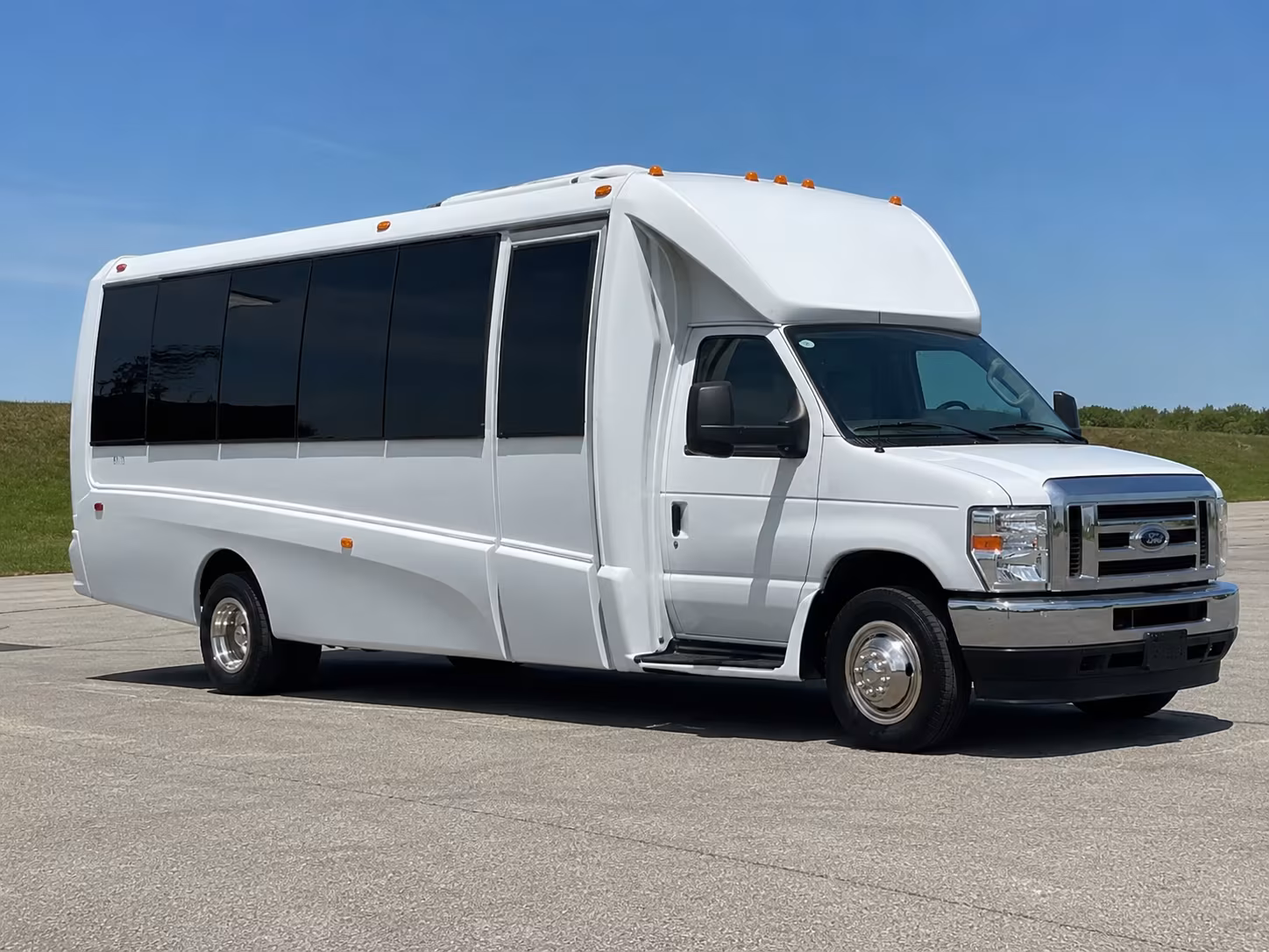 Bridgeport Winery Tour & Pub Crawl Transportation party bus exterior