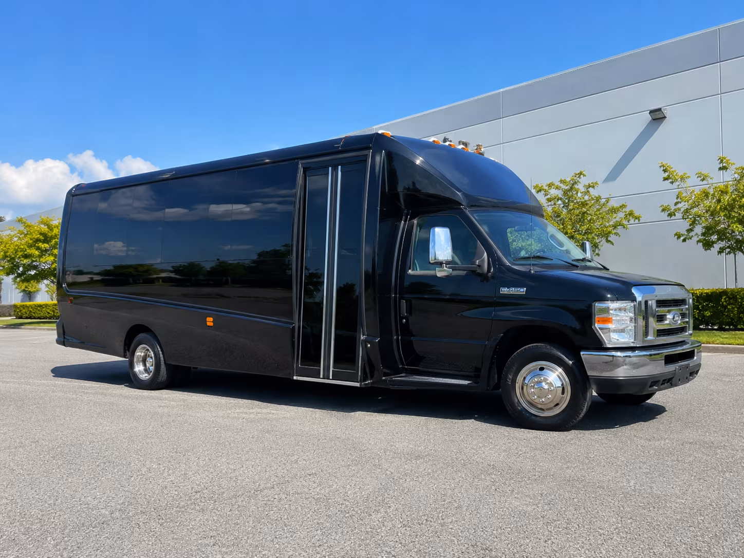 Bridgeport Winery Tour & Pub Crawl Transportation party bus exterior