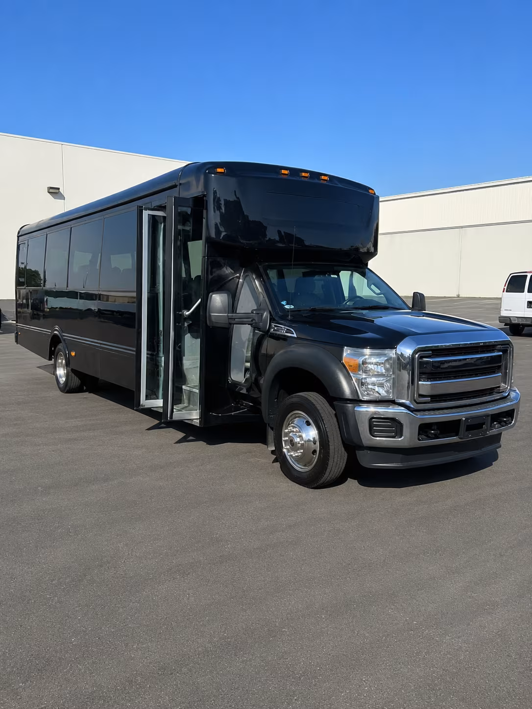 Bridgeport Winery Tour & Pub Crawl Transportation party bus exterior